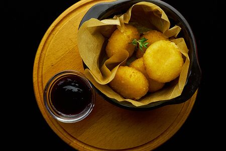 Сырные монетки с брусничным соусом