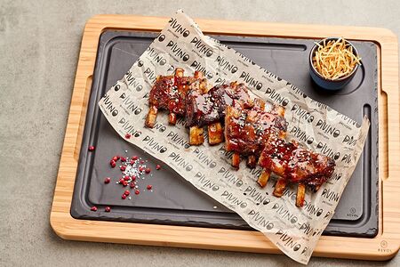 Бараньи ребра pivino со свежей зеленью