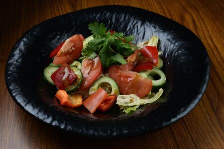 Салат овощной с имбирным соусом