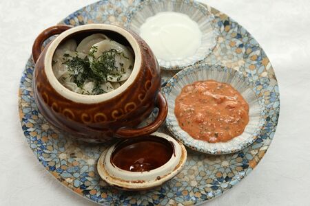 Пельмени в горшочке со свининой и говядиной