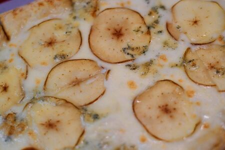 Пицца с грушей и горгонзолой