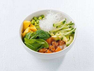 Поке с лососем и соус шрирача айоли