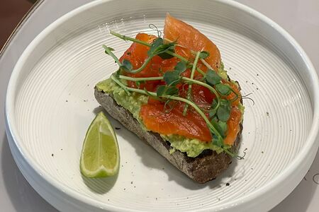 Авокадо-тост с лососем
