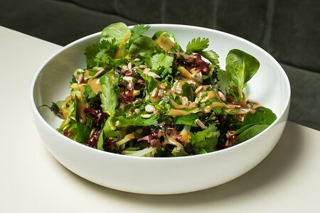 Морские водоросли, яблоки и сладкая мисо-заправка