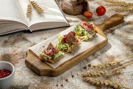 Ростбиф с салатом айсберг, огурцом, редисом и трюфельным айоли на лепешке из нашей печи