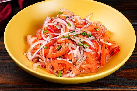 Салат с помидором и белым луком