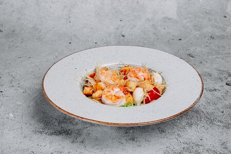 Салат Цезарь с креветками