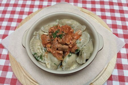 Вареники с картофелем и грибами с мясной поджаркой