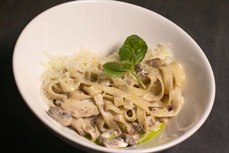 Тальятелле с куриной грудкой су-вид. грибами и маслом белого трюфеля