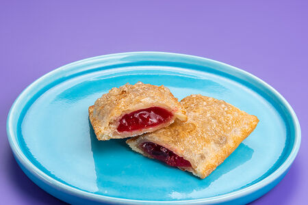 Пирожок с лесными ягодами