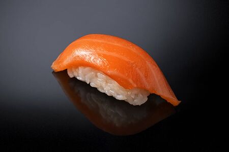 Нигири с лососем