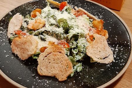 Салат Цезарь с креветками