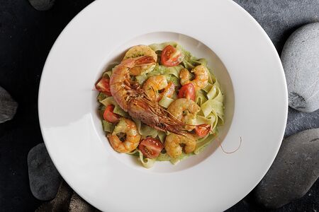 Паста с креветками в соусе песто