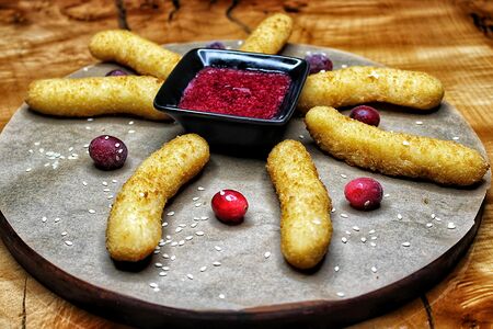 Сырные палочки с брусничным соусом