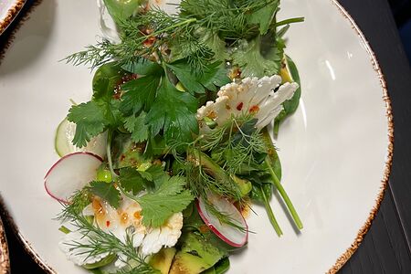 Зеленый салат с обожженным авокадо