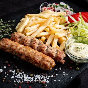Люля-кебаб из курицы на тарелке