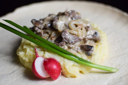 Бефстроганов с грибами и картофельным пюре