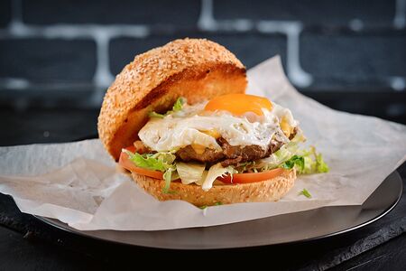 Брекфаст бургер с мраморной говядиной и деревенским яйцом