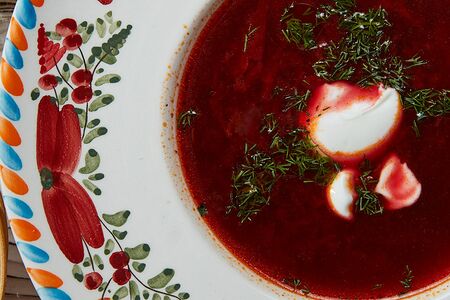 Борщ с разварной говядиной и пампушкой