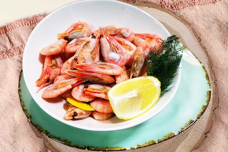 Креветки отварные с лимоном