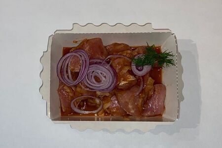 Cвинoй сырой шашлык из окорока для гриля в маринаде