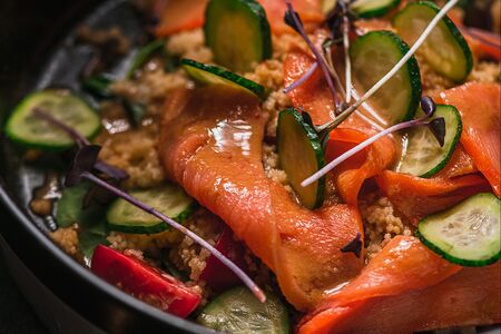 Салат с лососем и кускусом