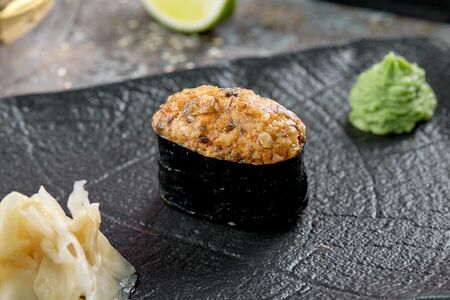 Острые суши с угрем