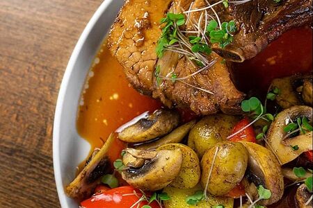 Рёбра с азиатским соусом и печеными овощами