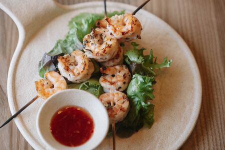 Креветки гриль с соусом сладкий чили