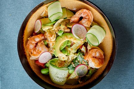 Салат с креветками, авокадо и киноа