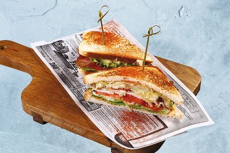 Горячий сэндвич с курицей и беконом