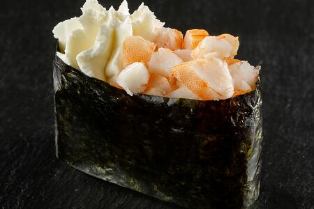 Гункан с креветкой и сыром