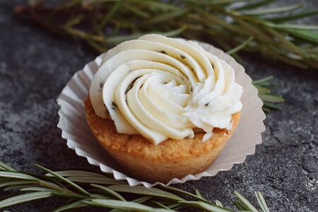 Пай с лимоном и базиликом