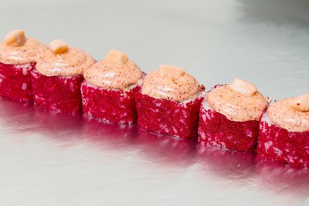 Запеченный ролл острый лосось 8 шт