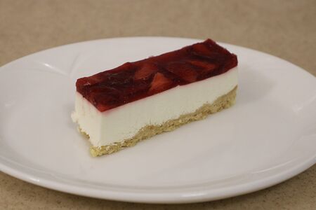 Пирожное творожное с клубникой