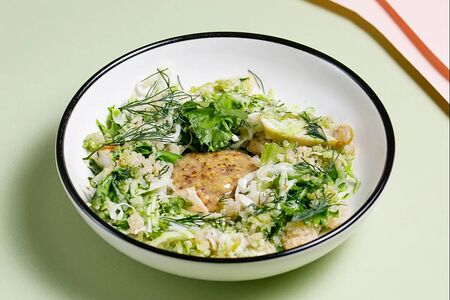 Салат с киноа, куриным филе и горчичным соусом