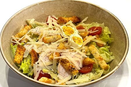 Салат Цезарь с курицей