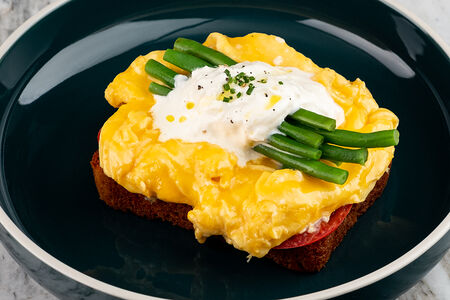 Скрембл с томатами, бриошь, страчателла и зеленая фасоль