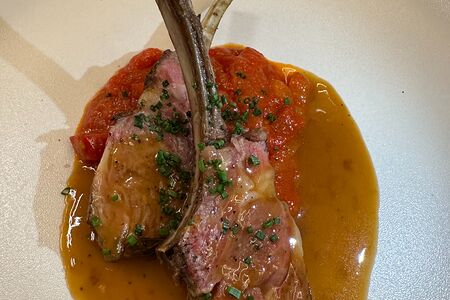 Каре ягненка с лечо из печеного баклажана и мясным жу