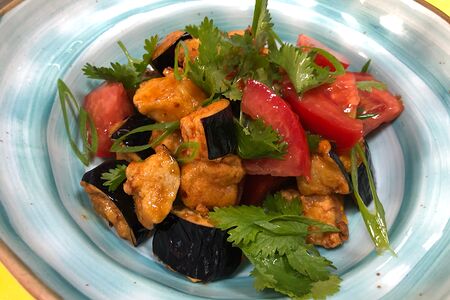 Салат с хрустящими баклажанами и томатами