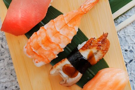 Суши с креветкой