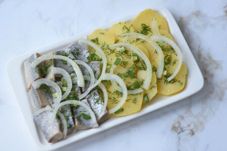 Сельдь слабого посола с отварным картофелем