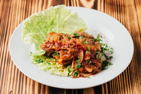 Свинина, томленная в луковом соусе