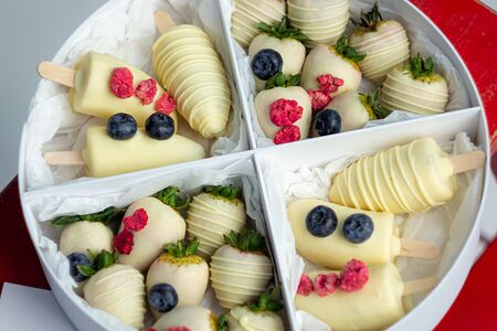 Набор клубники и бананов в круглой коробке
