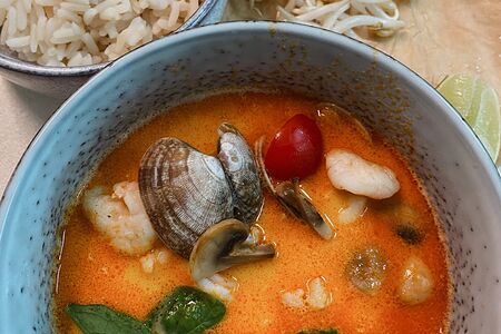 Том ям с креветками, куриным филе и рисом