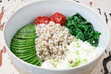 Боул с зелёной гречкой и муссом из пармезана