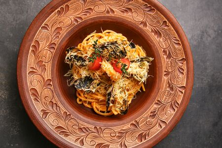 Паста с морепродуктами в соусе том ям