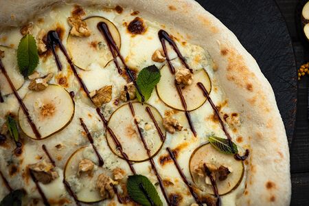 Пицца Груша с горгонзолой