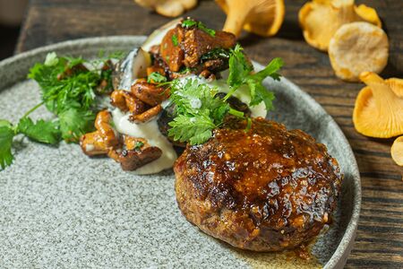 Большая говяжья котлета с грибами и печеным картофелем