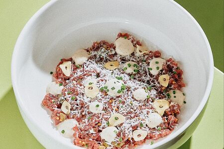 Тартар из говядины с трюфельным айоли